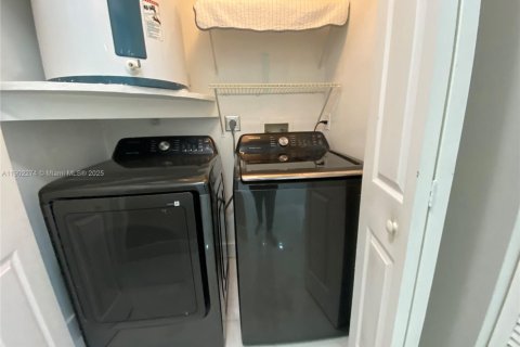 House in Miami, Florida 3 bedrooms, 108.6 sq.m. № 1953828 - photo 10