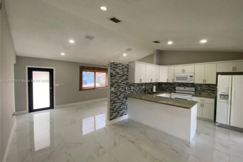 House in Miami, Florida 3 bedrooms, 108.6 sq.m. № 1953828 - photo 3