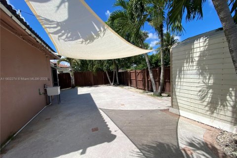 House in Miami, Florida 3 bedrooms, 108.6 sq.m. № 1953828 - photo 13