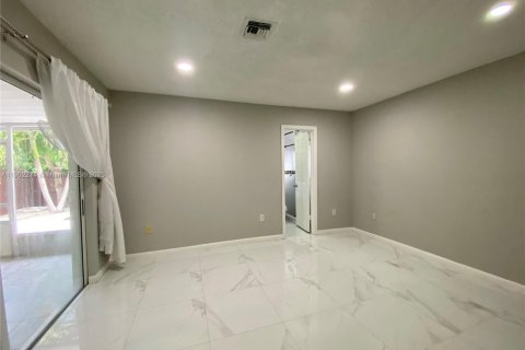 House in Miami, Florida 3 bedrooms, 108.6 sq.m. № 1953828 - photo 5