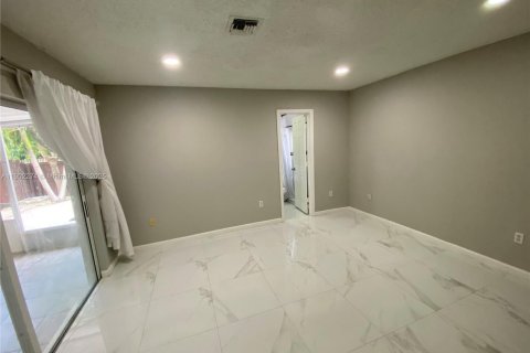 House in Miami, Florida 3 bedrooms, 108.6 sq.m. № 1953828 - photo 4