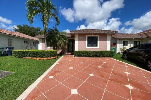 House in Miami, Florida 3 bedrooms, 108.6 sq.m. № 1953828 - photo 1