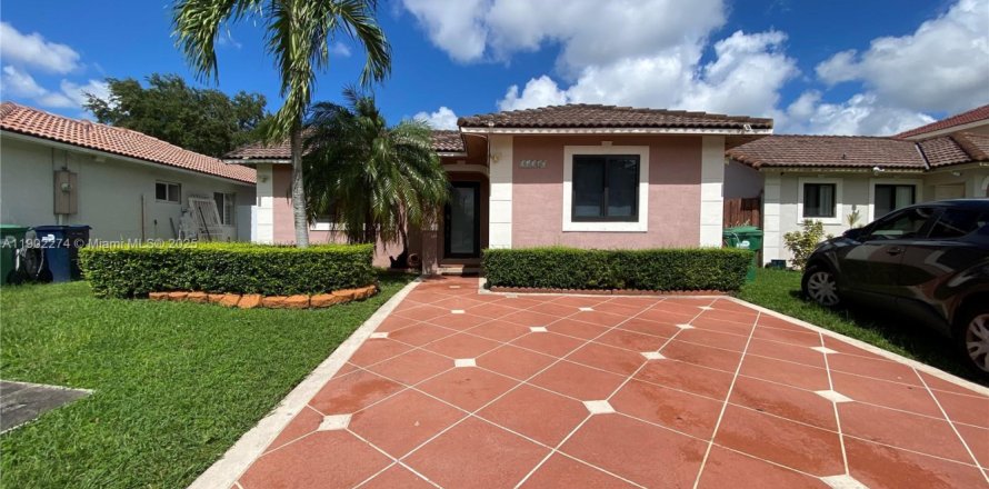 House in Miami, Florida 3 bedrooms, 108.6 sq.m. № 1953828