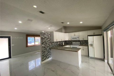 House in Miami, Florida 3 bedrooms, 108.6 sq.m. № 1953828 - photo 2