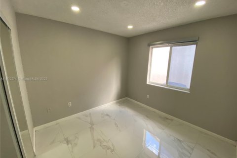 House in Miami, Florida 3 bedrooms, 108.6 sq.m. № 1953828 - photo 6