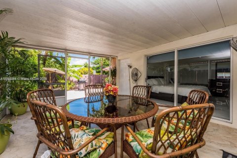 House in Miami, Florida 3 bedrooms, 108.6 sq.m. № 1953828 - photo 15