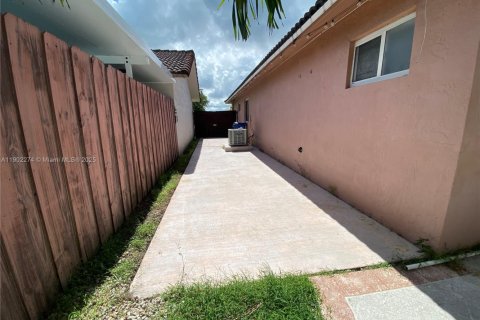 House in Miami, Florida 3 bedrooms, 108.6 sq.m. № 1953828 - photo 14