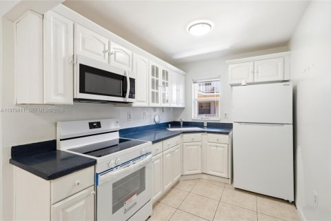 Condominio en alquiler en Hollywood, Florida, 1 dormitorio, 66.89 m2 № 2048667 - foto 9