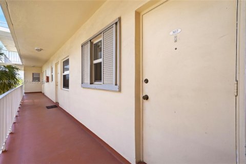 Condominio en alquiler en Hollywood, Florida, 1 dormitorio, 66.89 m2 № 2048667 - foto 2