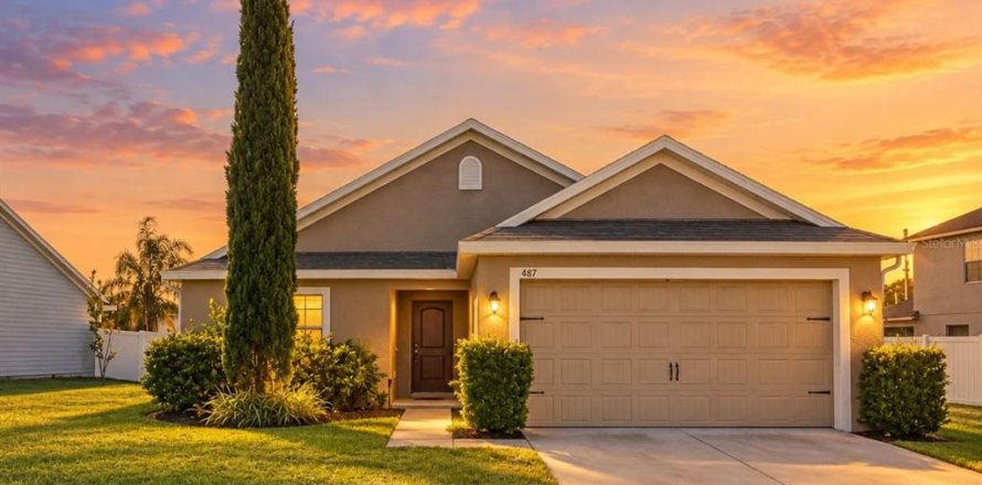 House in Tavares, Florida 3 bedrooms, 143.26 sq.m. № 2428634