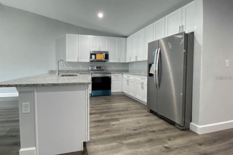 Immobilier commercial à vendre à Port Charlotte, Floride: 12 chambres, 256.22 m2 № 2402930 - photo 3