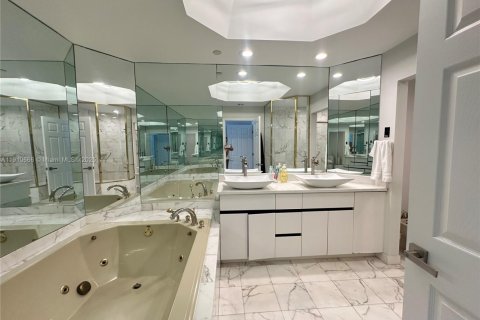 Condo in Aventura, Florida, 2 bedrooms № 1966710 - photo 27