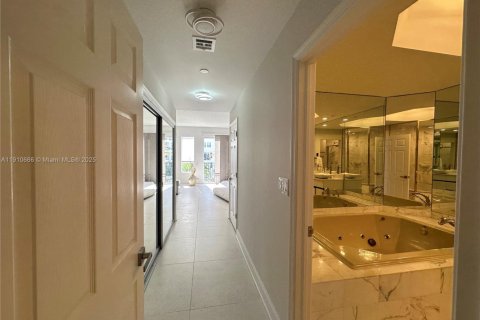 Condo in Aventura, Florida, 2 bedrooms № 1966710 - photo 19