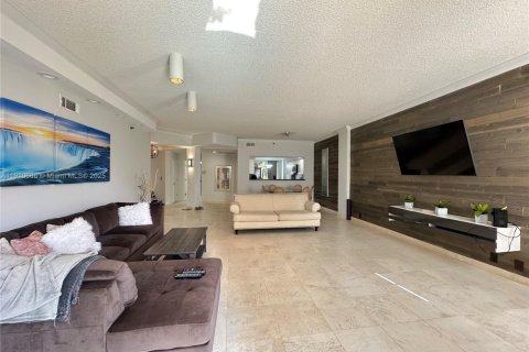 Condo in Aventura, Florida, 2 bedrooms № 1966710 - photo 11
