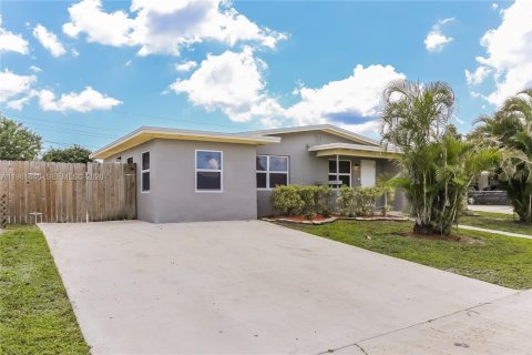 Casa en alquiler en Lantana, Florida, 3 dormitorios, 115.29 m2 № 2023329 - foto 2