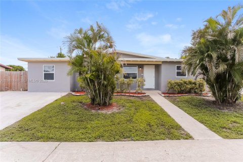 Casa en Lantana, Florida 3 dormitorios, 115.29 m2 № 2023329