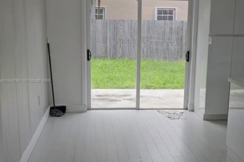 Снять в аренду виллу или дом в Пальметто-Бей, Флорида 4 спальни, 122.35м2, № 2024126 - фото 2