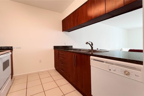 Condominio en venta en Miami, Florida, 1 dormitorio, 75.99 m2 № 2077157 - foto 3