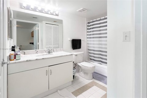 Condominio en venta en Miami, Florida, 1 dormitorio, 75.99 m2 № 2077157 - foto 14