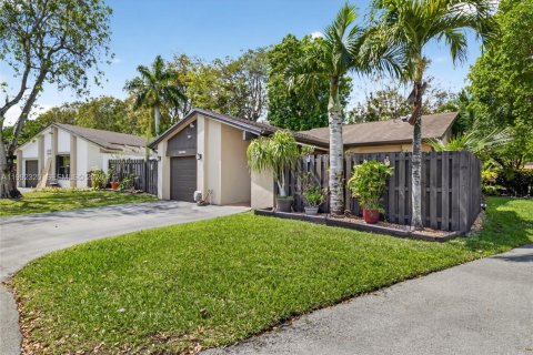 Casa en venta en Miami, Florida, 3 dormitorios, 163.42 m2 № 2056650 - foto 2