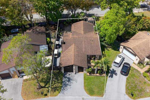 Casa en venta en Miami, Florida, 3 dormitorios, 163.42 m2 № 2056650 - foto 3