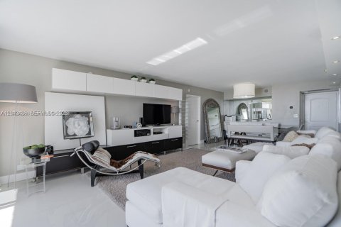 Condominio en alquiler en Sunny Isles Beach, Florida, 2 dormitorios, 126.07 m2 № 2241357 - foto 5