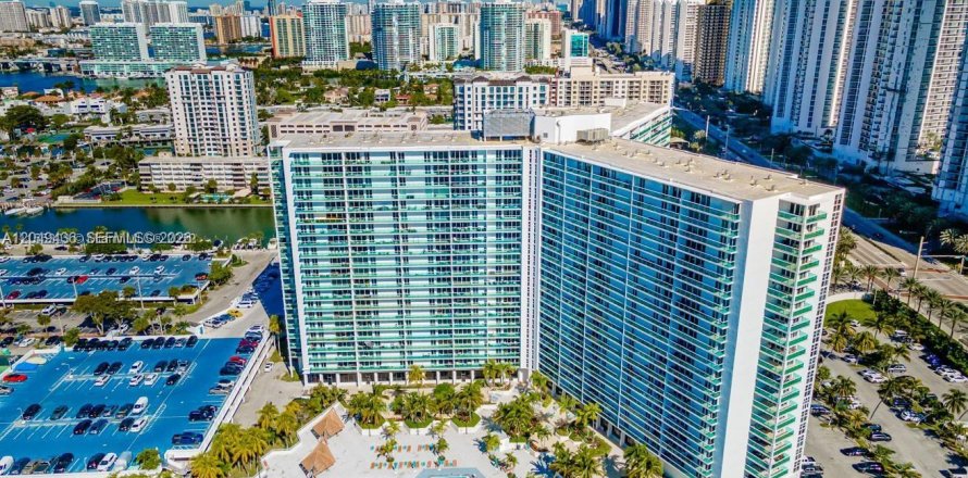 Condominio en Sunny Isles Beach, Florida, 2 dormitorios  № 2241357