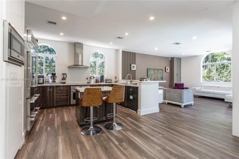 House in Miami Beach, Florida 5 bedrooms, 315.12 sq.m. № 1971458 - photo 13