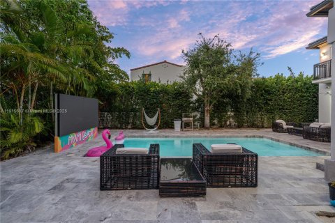 House in Miami Beach, Florida 5 bedrooms, 315.12 sq.m. № 1971458 - photo 20