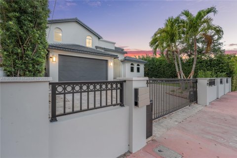 House in Miami Beach, Florida 5 bedrooms, 315.12 sq.m. № 1971458 - photo 7