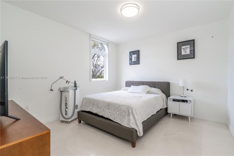 House in Miami Beach, Florida 5 bedrooms, 315.12 sq.m. № 1971458 - photo 24