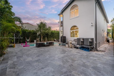 House in Miami Beach, Florida 5 bedrooms, 315.12 sq.m. № 1971458 - photo 19