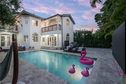 House in Miami Beach, Florida 5 bedrooms, 315.12 sq.m. № 1971458 - photo 10