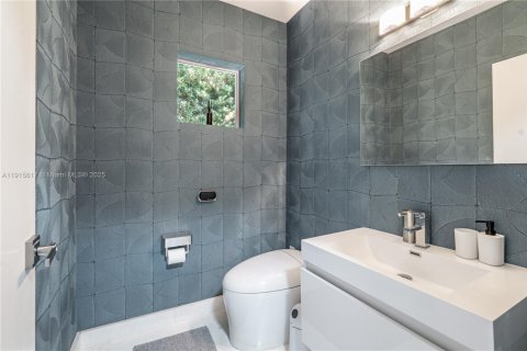 House in Miami Beach, Florida 5 bedrooms, 315.12 sq.m. № 1971458 - photo 17