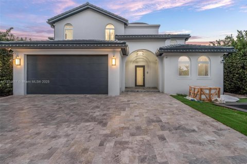 House in Miami Beach, Florida 5 bedrooms, 315.12 sq.m. № 1971458 - photo 1