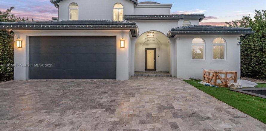 House in Miami Beach, Florida 5 bedrooms, 315.12 sq.m. № 1971458