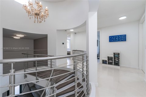 House in Miami Beach, Florida 5 bedrooms, 315.12 sq.m. № 1971458 - photo 30