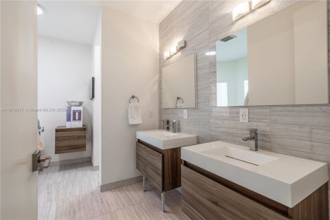 House in Miami Beach, Florida 5 bedrooms, 315.12 sq.m. № 1971458 - photo 28