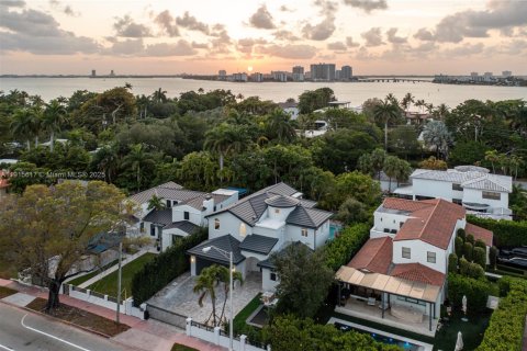 House in Miami Beach, Florida 5 bedrooms, 315.12 sq.m. № 1971458 - photo 3