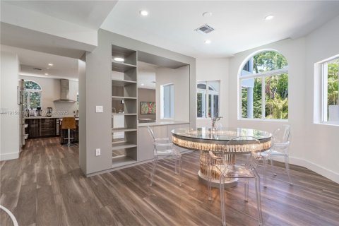 House in Miami Beach, Florida 5 bedrooms, 315.12 sq.m. № 1971458 - photo 12