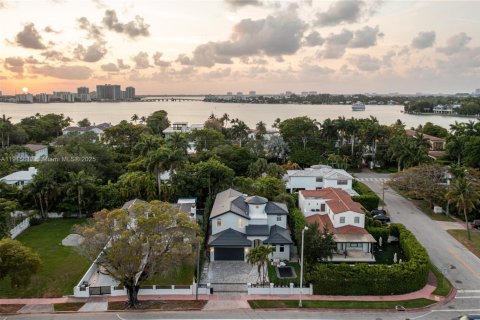 House in Miami Beach, Florida 5 bedrooms, 315.12 sq.m. № 1971458 - photo 6