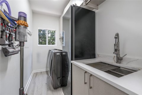 House in Miami Beach, Florida 5 bedrooms, 315.12 sq.m. № 1971458 - photo 22