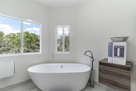 House in Miami Beach, Florida 5 bedrooms, 315.12 sq.m. № 1971458 - photo 29