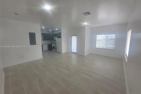 Casa en alquiler en Miami, Florida, 3 dormitorios № 1992344 - foto 2