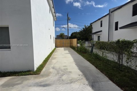 Casa en alquiler en Miami, Florida, 3 dormitorios № 1992344 - foto 13