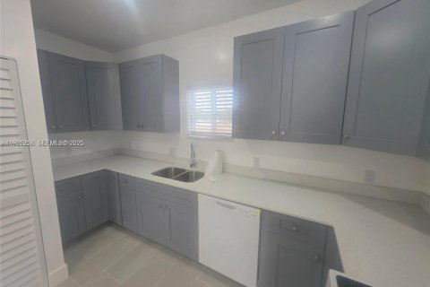 Casa en alquiler en Miami, Florida, 3 dormitorios № 1992344 - foto 4