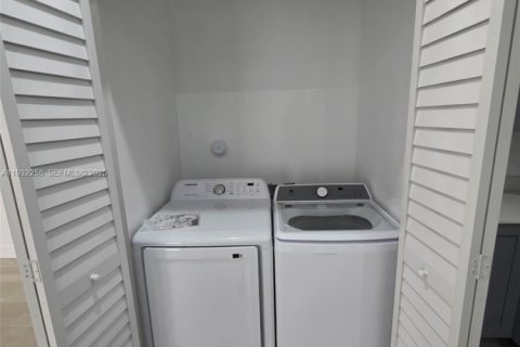 Casa en alquiler en Miami, Florida, 3 dormitorios № 1992344 - foto 12