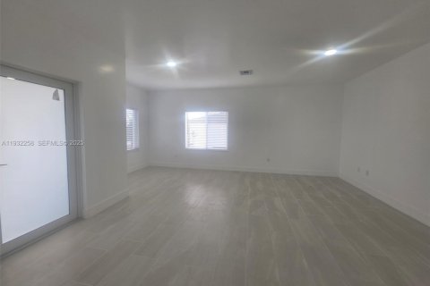 Casa en alquiler en Miami, Florida, 3 dormitorios № 1992344 - foto 3