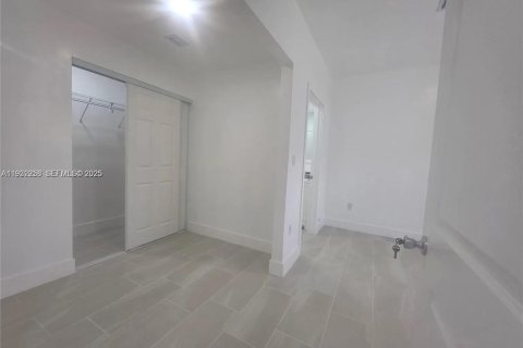 Casa en alquiler en Miami, Florida, 3 dormitorios № 1992344 - foto 9