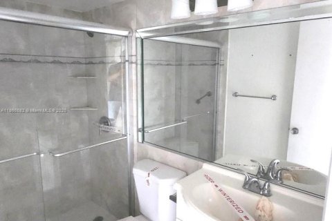 Condo in West Palm Beach, Florida, 2 bedrooms  № 1893500 - photo 11
